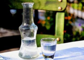 Πάνω από όλα υπεύθυνος: 57χρονος στην Κρήτη ήπιε οκτώ μπουκάλια ούζο και ξέχασε το παιδί του!