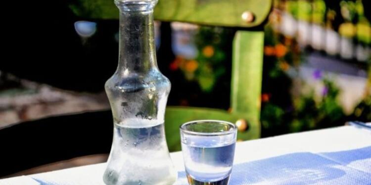 Πάνω από όλα υπεύθυνος: 57χρονος στην Κρήτη ήπιε οκτώ μπουκάλια ούζο και ξέχασε το παιδί του!