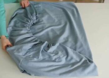 Απλό το κόλπο: Έτσι θα διπλώσετε τα σεντόνια σας με λάστιχο (video)