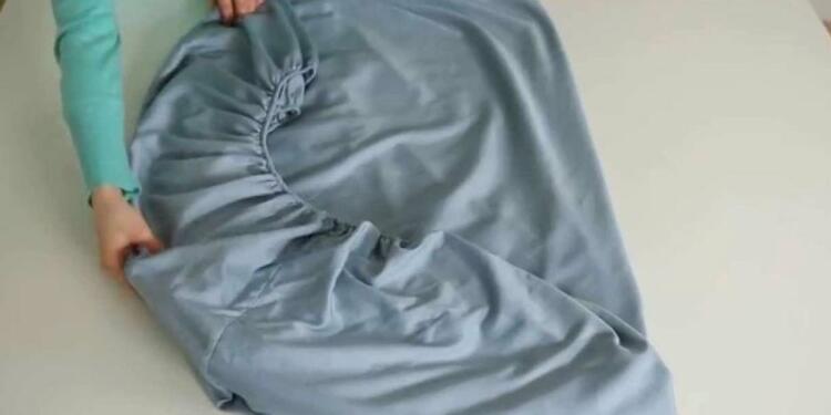 Απλό το κόλπο: Έτσι θα διπλώσετε τα σεντόνια σας με λάστιχο (video)