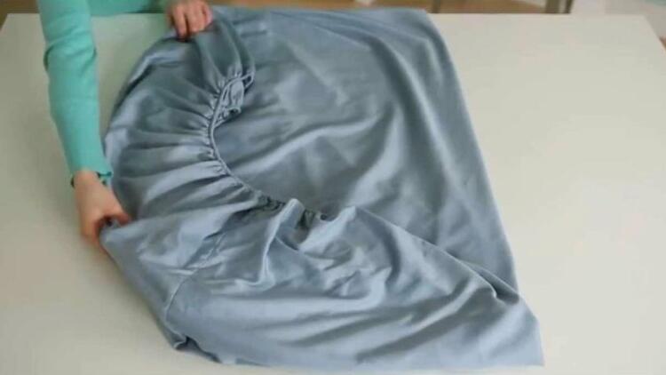Απλό το κόλπο: Έτσι θα διπλώσετε τα σεντόνια σας με λάστιχο (video)