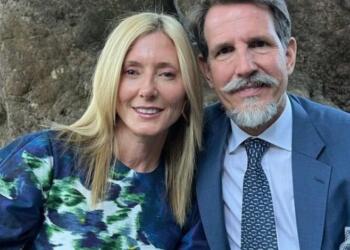 Στην Αμοργό για διακοπές o Παύλος και η Μαρί Σαντάλ με τα πέντε παιδιά τους