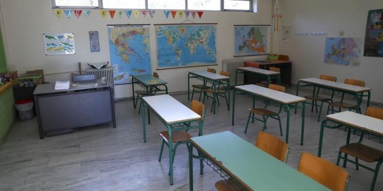 Σε απόγνωση δάσκαλος στη Ρόδο: «Θα κοιμηθώ σε αυτοκίνητο, δεν έχω 400 ευρώ για στούντιο»