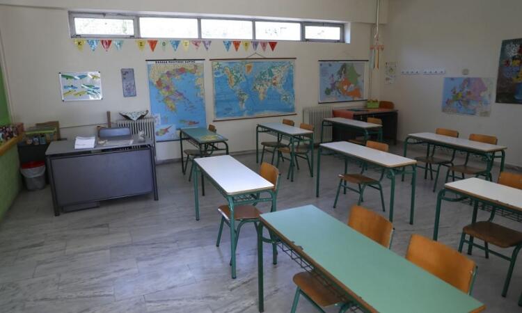 Σε απόγνωση δάσκαλος στη Ρόδο: «Θα κοιμηθώ σε αυτοκίνητο, δεν έχω 400 ευρώ για στούντιο»