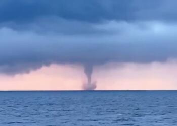 Κακοκαιρία: Ισχυρός υδροστρόβιλος «σάρωσε» το Ιόνιο μετά από δυνατό μπουρίνι σε Ζάκυνθο και Κεφαλονιά (video)