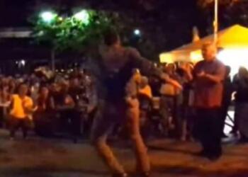 Τρέμει όλη η γη: Το βαρύ ζεϊμπέκικο γόη ηθοποιού που έκανε όλες τις γυναίκες να ανατριχιάσουν (video)