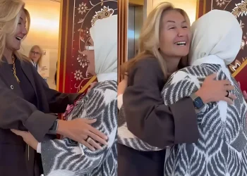 Νέα Υόρκη: Η σφιχτή αγκαλιά της Μαρέβας Μητσοτάκη με την Εμινέ Ερντογάν σε επίδειξη παραδοσιακών οθωμανικών νυφικών