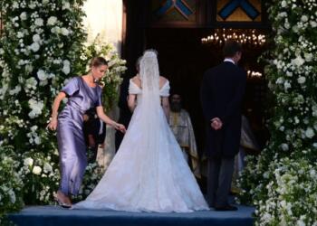 Η καλύτερη παράνυμφος η Μαρία Ολυμπία: Η στιγμή που πέφτει στο πάτωμα για χάρη της θείας της – Η διόρθωση στο νυφικό της