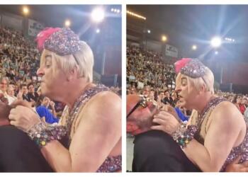 «Βλέπει η γυναίκα μου» είπε στον κωμικό. «Και η δικιά μου» του απάντησε – Σεφερλής και Γκουντάρας έδωσαν σόου στο Δελφινάριο