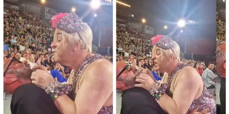 «Βλέπει η γυναίκα μου» είπε στον κωμικό. «Και η δικιά μου» του απάντησε – Σεφερλής και Γκουντάρας έδωσαν σόου στο Δελφινάριο