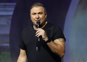 Όλοι κοιτούσαν τα νύχια της: Κυκλοφορούσε ξυπόλητη στο Ηρώδειο η μάνα του Αντώνη Ρέμου – Το ατύχημα με τα παπούτσια