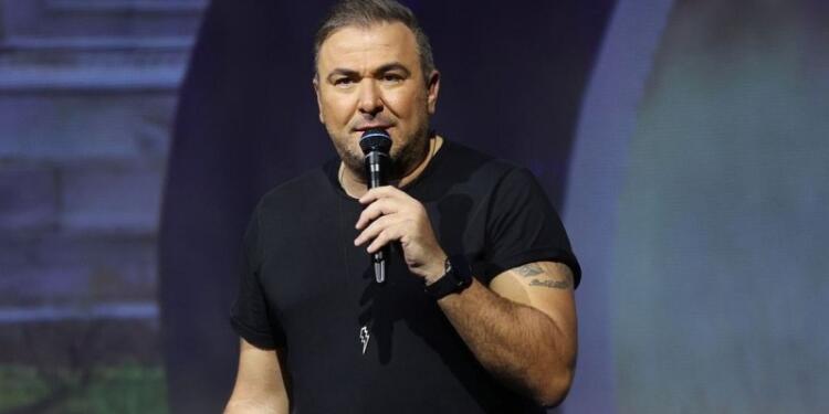 Όλοι κοιτούσαν τα νύχια της: Κυκλοφορούσε ξυπόλητη στο Ηρώδειο η μάνα του Αντώνη Ρέμου – Το ατύχημα με τα παπούτσια