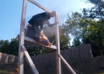 Πόσο ισχυρή έκρηξη μπορεί να προκαλέσει ένας βομβητής – Σοκάρει βίντεο από επίδειξη πυροτεχνουργού