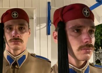 Συγκινεί δακρυσμένος εύζωνας την τελευταία ημέρα της υπηρεσίας του: «Σε ευχαριστούμε, μας έκανες υπερήφανους» (video)