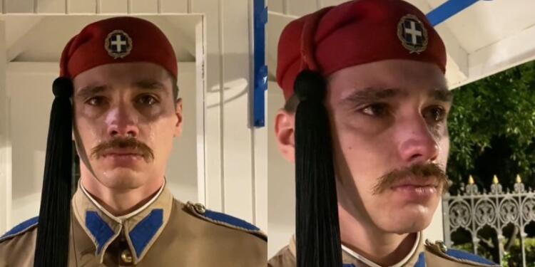 Συγκινεί δακρυσμένος εύζωνας την τελευταία ημέρα της υπηρεσίας του: «Σε ευχαριστούμε, μας έκανες υπερήφανους» (video)