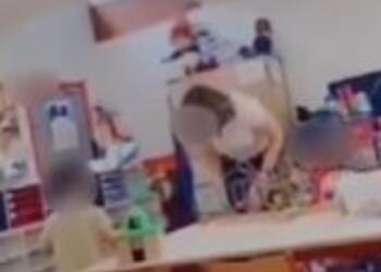 Νηπιαγωγός έδειρε άγρια 3χρονο κορίτσι μέσα στην τάξη – Της έριξε σπρέι στο πρόσωπο ενώ φώναζε «μαμά» (video)