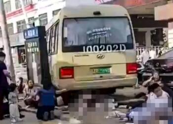 Ασύλληπτη τραγωδία: Σχολικό έπεσε σε γονείς και παιδιά έξω από σχολείο – 11 νεκροί και 13 τραυματίες