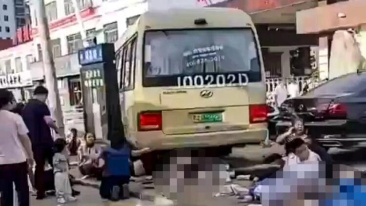 Ασύλληπτη τραγωδία: Σχολικό έπεσε σε γονείς και παιδιά έξω από σχολείο – 11 νεκροί και 13 τραυματίες