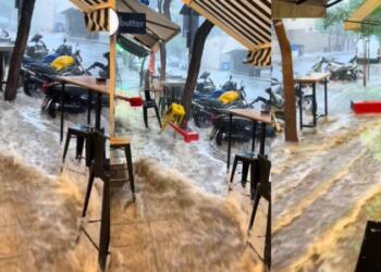 «Τσουνάμι» στο Κολωνάκι: Απίστευτες εικόνες από την καταιγίδα έξω από τον Ευαγγελισμό (video)