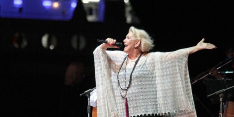 Εσύ που βρίσκεις λάθος το να τραγουδά στα 86 της η Μαρινέλλα, μήπως πάει κάτι λάθος στη ζωή σου;