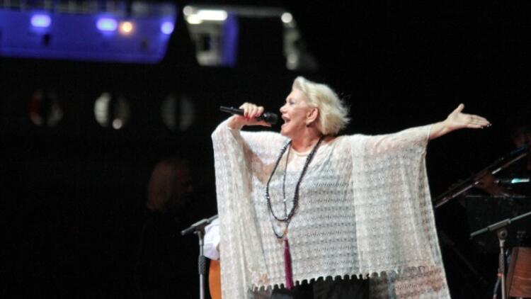 Εσύ που βρίσκεις λάθος το να τραγουδά στα 86 της η Μαρινέλλα, μήπως πάει κάτι λάθος στη ζωή σου;