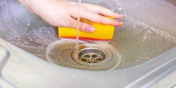 Από μηχανής θεός το κόλπο για το καθάρισμα του νεροχύτη: Αυτό είναι το προϊόν που κάνει θαύματα