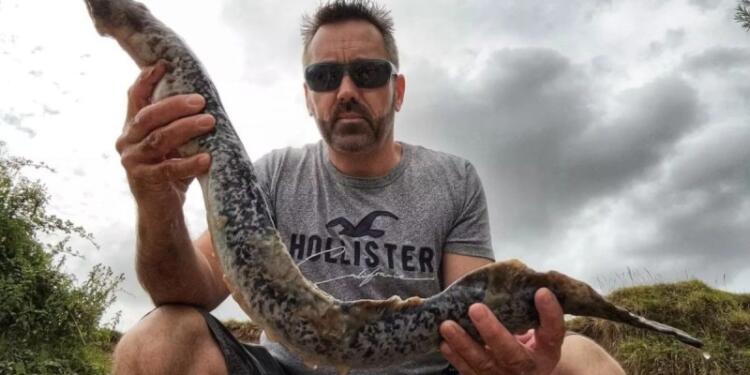 «Εφιάλτης» στο νερό: Άνδρας βρήκε ψάρι… βαμπίρ ενός μέτρου – Τρομακτικές εικόνες!