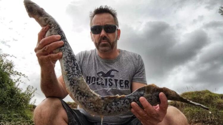 «Εφιάλτης» στο νερό: Άνδρας βρήκε ψάρι… βαμπίρ ενός μέτρου – Τρομακτικές εικόνες!