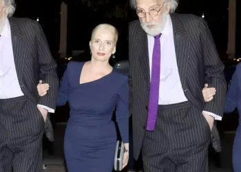 Νέα εμφάνιση του 90χρονου Αλέξανδρου Λυκουρέζου με την ξανθιά καλλονή