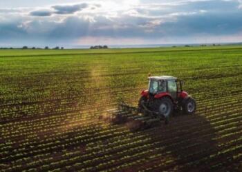 Είχε τον πιο τραγικό θάνατο μέσα στο χωράφι: Νεκρός γεωργός, τον καταπλάκωσε το τρακτέρ του την ώρα που όργωνε