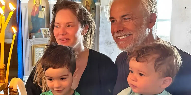 «Αξιώθηκα εγώ ο ανήμπορος, ο τίποτα, να κρατάω 2 πλάσματα. Κλαίω από ευγνωμοσύνη στον Θεό»