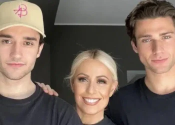 Οι κούκλοι γιοι της Μαρίας Μπακοδήμου, Νικήτας και Άρης στο γυμναστήριο με τον πατέρα τους