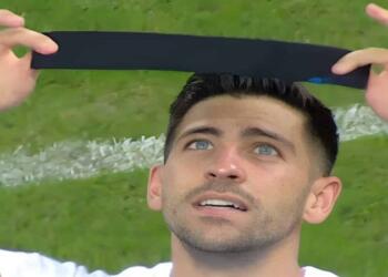 Εθνική Ελλάδος: Αφιέρωσε το γκολ στον Τζόρτζ Μπάλντοκ ο Τάσος Μπακασέτας – Φίλησε το μαύρο περιβραχιόνιο και κοίταξε τον ουρανό