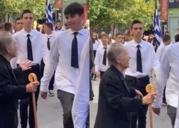 93χρονη προγιαγιά καμαρώνει τον δισέγγονό της στην παρέλαση και λυγίζει το TikTok (video)