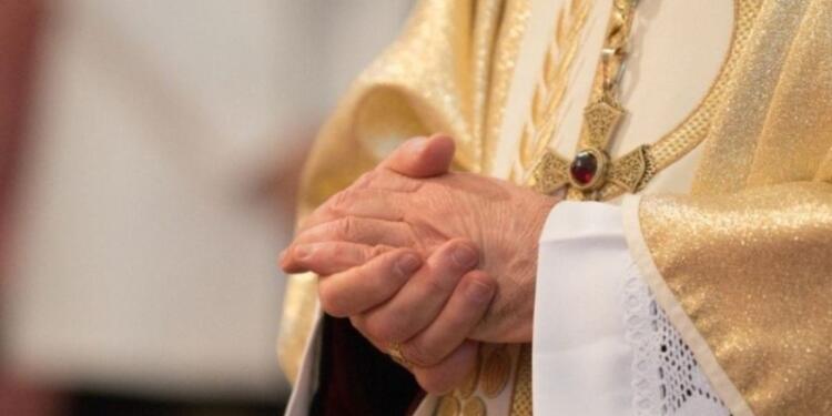 «Πήγαινε ντύσου κι έλα, εδώ δεν είναι πασαρέλα»: Ιερέας στην Παιανία διέκοψε γάμο για την εμφάνιση της κουμπάρας