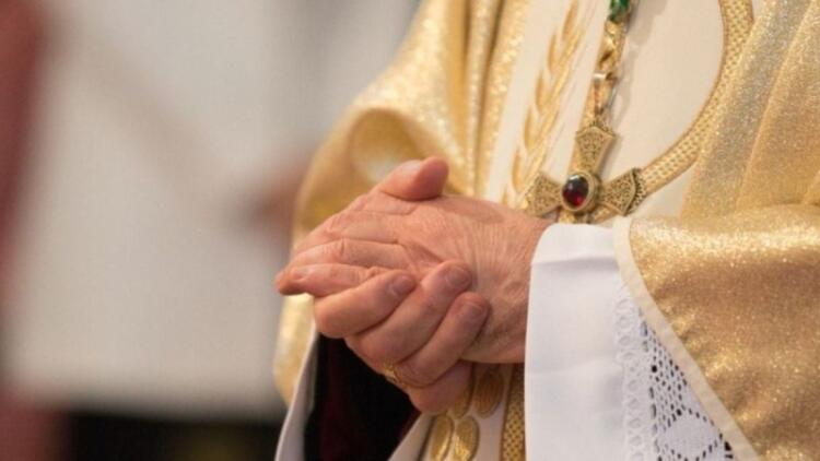 «Πήγαινε ντύσου κι έλα, εδώ δεν είναι πασαρέλα»: Ιερέας στην Παιανία διέκοψε γάμο για την εμφάνιση της κουμπάρας