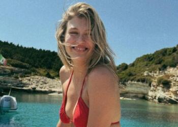 Δεν άφησε πολλά στη φαντασία μας: Η Κλέλια Ανδριολάτου στο μπαλκόνι με το νυχτικό και ένα βιβλίο (photo)