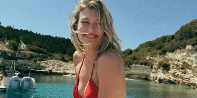 Δεν άφησε πολλά στη φαντασία μας: Η Κλέλια Ανδριολάτου στο μπαλκόνι με το νυχτικό και ένα βιβλίο (photo)