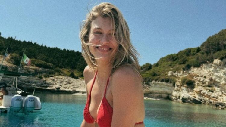 Δεν άφησε πολλά στη φαντασία μας: Η Κλέλια Ανδριολάτου στο μπαλκόνι με το νυχτικό και ένα βιβλίο (photo)