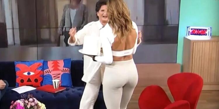 Μπούκαρε στην ΕΡΤ με λευκό κολάν και όλοι τα… έχασαν (ΒΙΝΤΕΟ)