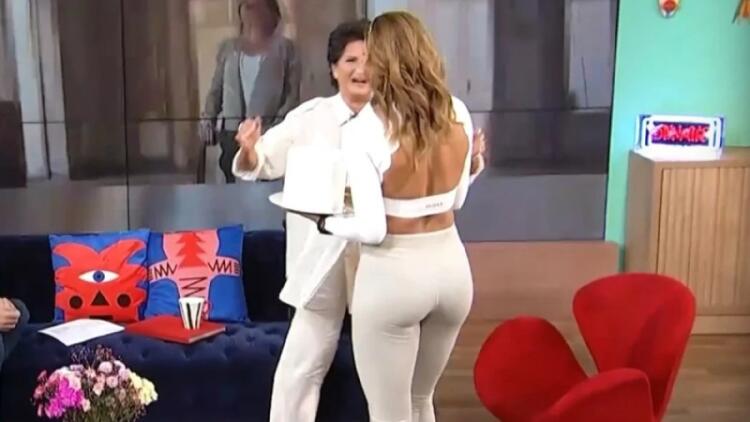 Μπούκαρε στην ΕΡΤ με λευκό κολάν και όλοι τα… έχασαν (ΒΙΝΤΕΟ)