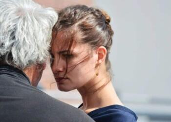 Αληθινή ιστορία: Παντρεύτηκα τον πατέρα της φίλης μου και τώρα δεν μας μιλάει»