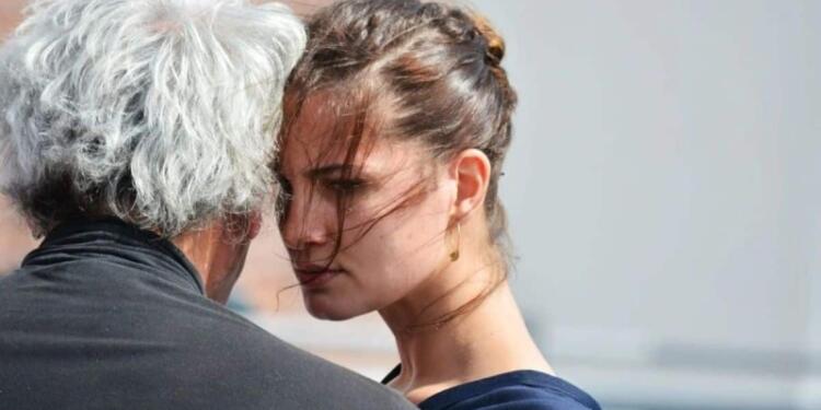 Αληθινή ιστορία: Παντρεύτηκα τον πατέρα της φίλης μου και τώρα δεν μας μιλάει»