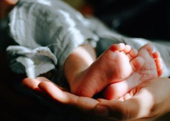 Θρίλερ με την υπόθεση της Αμαλιάδας: Τι έδειξε ο γονιδιακός έλεγχος – Οι αιτίες θανάτου για τα 2 βρέφη