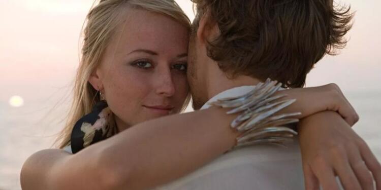 Εξομολόγηση συζύγου: «Αγαπώ τον σύζυγό μου αλλά έχω παράλληλες σχέσεις – Γιατί οι άνθρωποι δεν μπορούν να δεχτούν ότι έχω έναν ανοιχτό γάμο;»