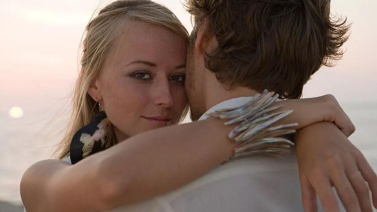 Εξομολόγηση συζύγου: «Αγαπώ τον σύζυγό μου αλλά έχω παράλληλες σχέσεις – Γιατί οι άνθρωποι δεν μπορούν να δεχτούν ότι έχω έναν ανοιχτό γάμο;»