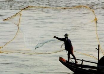 Ασύλληπτο περιστατικό στο Πήλιο: Ψαράς έπιασε με τα δίχτυα του δύτη, χωρίς τις αισθήσεις του, και τον ξαναπέταξε μέσα!
