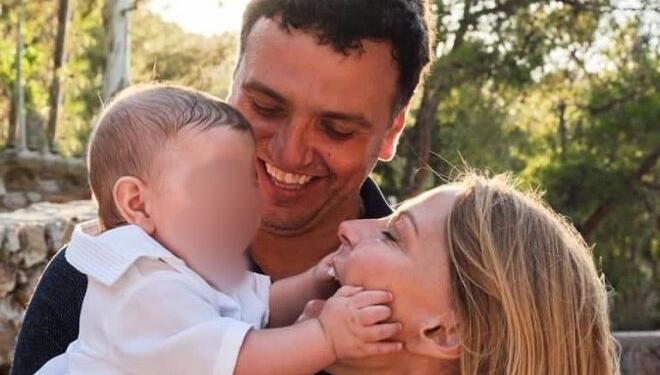 Τζένη Μπαλατσινού – Βασίλης Κικίλιας: Ο 4χρονος γιος τους φτιάχνει μπισκότα για τα Χριστούγεννα