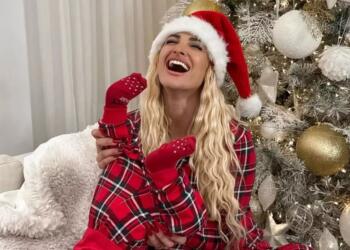 Ιωάννα Τούνη: Το πανύψηλο χριστουγεννιάτικο δέντρο που στόλισε στο σπίτι της στη Θεσσαλονίκη