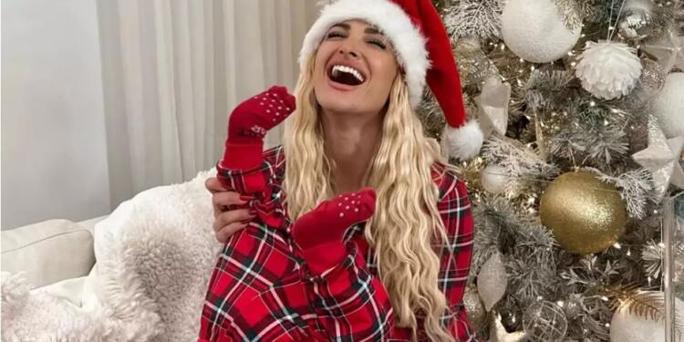 Ιωάννα Τούνη: Το πανύψηλο χριστουγεννιάτικο δέντρο που στόλισε στο σπίτι της στη Θεσσαλονίκη